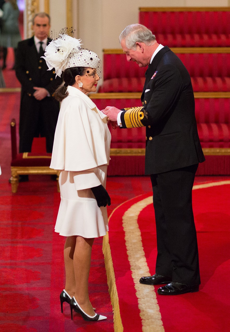 JOAN COLLINS ENSEMBLE WORN TO INVESTITURE CEREMONY A cream ensemble worn by Joan Collins to her - Image 3 of 3