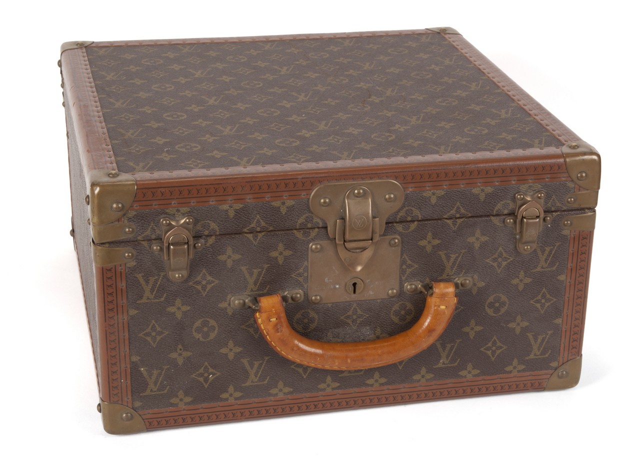 JOAN COLLINS LOUIS VUITTON TRAVEL CASE A square travel case, marked with serial number 934235.