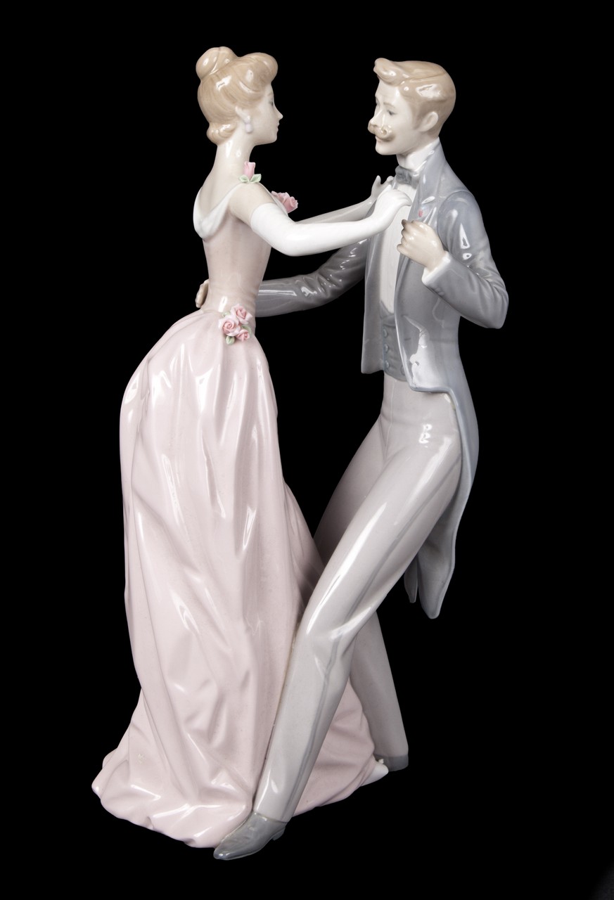 JOAN COLLINS LLADRO "ANNIVERSARY WALTZ" FIGURINE A dancing couple with the blue Lladro backstamp.