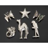 JOAN COLLINS SILVER TONE BROOCHES A collection of six silver tone brooches owned by Joan Collins.