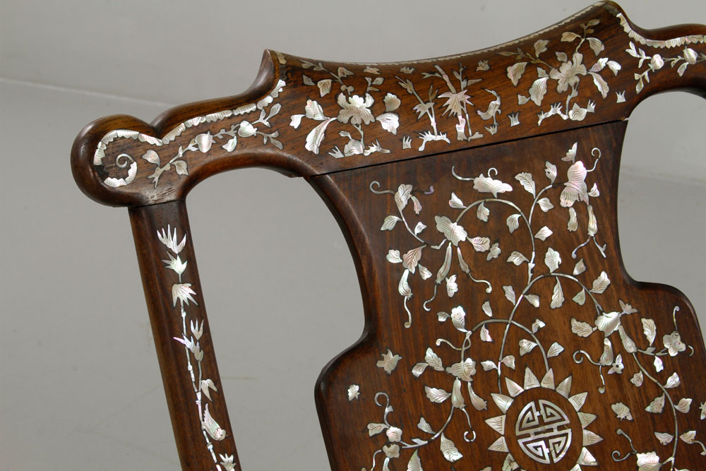 19th C. Chinese Chaise Chaise with sliding foot stool, China, 19th century, rosewood, with mother of - Image 7 of 10