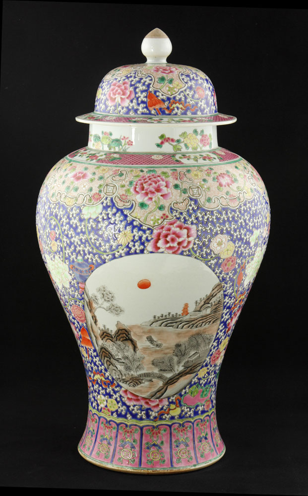 Pair of Chinese Lidded Vases Pair of lidded vases, China, porcelain, decorated with river scenes, - Image 14 of 19