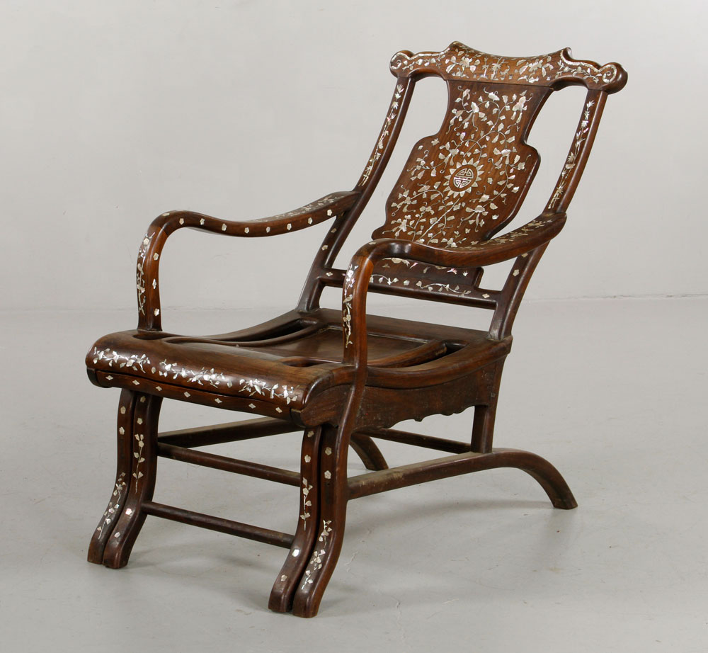 19th C. Chinese Chaise Chaise with sliding foot stool, China, 19th century, rosewood, with mother of - Image 8 of 10