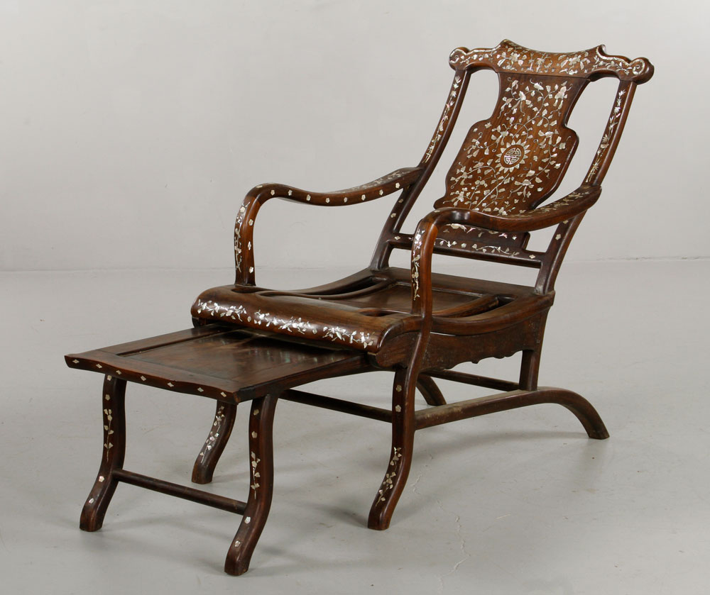 19th C. Chinese Chaise Chaise with sliding foot stool, China, 19th century, rosewood, with mother of - Image 9 of 10