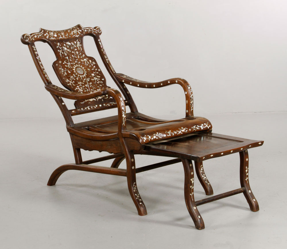 19th C. Chinese Chaise Chaise with sliding foot stool, China, 19th century, rosewood, with mother of - Image 3 of 10