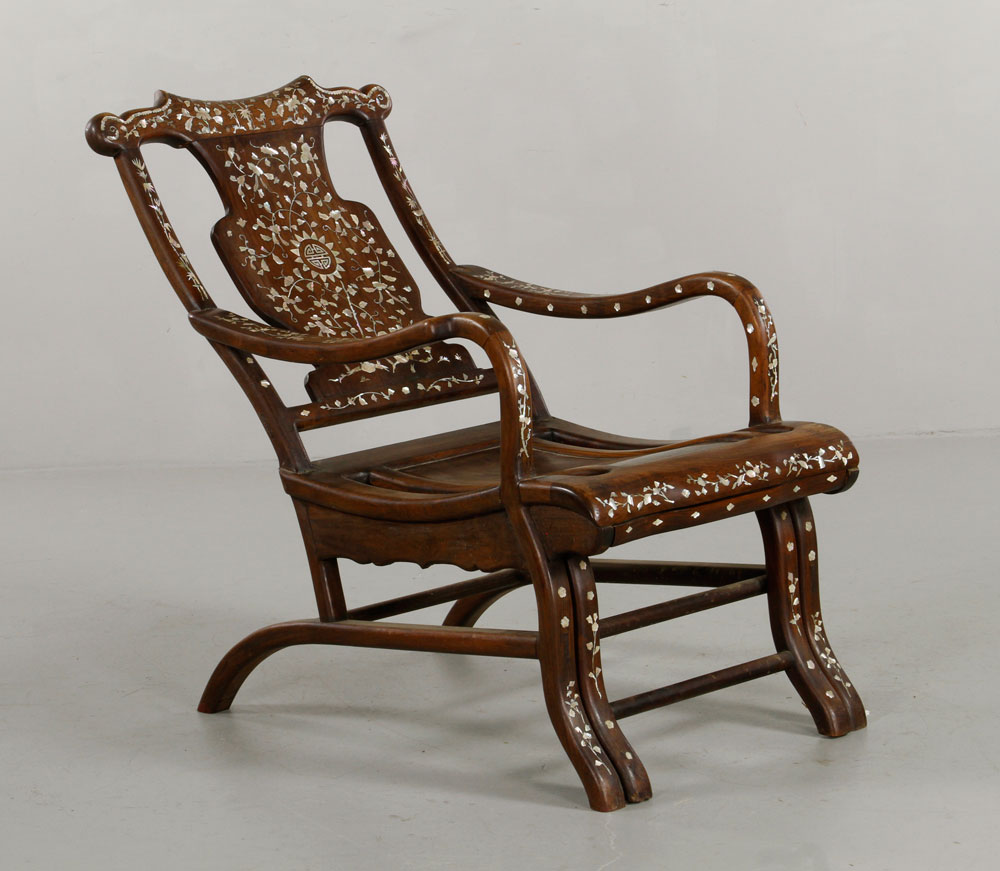 19th C. Chinese Chaise Chaise with sliding foot stool, China, 19th century, rosewood, with mother of - Image 2 of 10