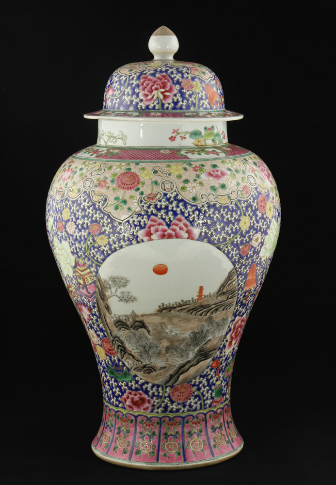 Pair of Chinese Lidded Vases Pair of lidded vases, China, porcelain, decorated with river scenes, - Image 6 of 19
