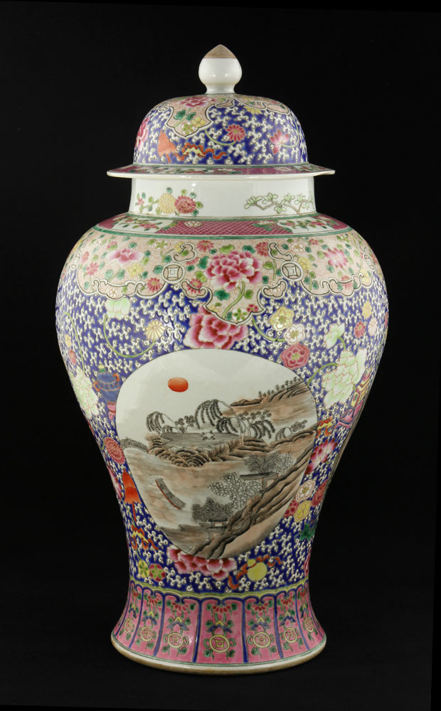 Pair of Chinese Lidded Vases Pair of lidded vases, China, porcelain, decorated with river scenes, - Image 7 of 19