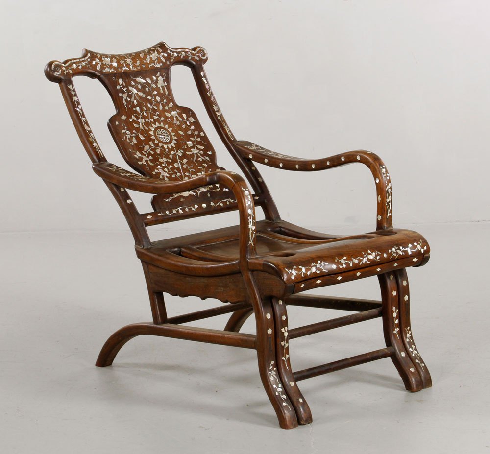19th C. Chinese Chaise Chaise with sliding foot stool, China, 19th century, rosewood, with mother of - Image 4 of 10