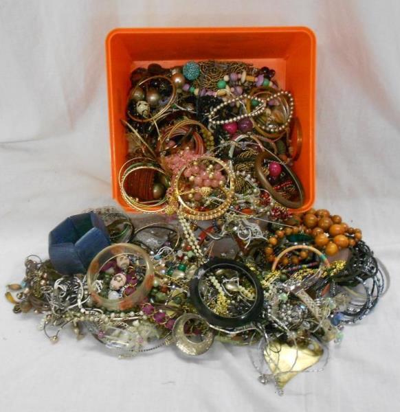 Costume Jewellery, ropes of beads, bangles, earrings & necklaces - Image 3 of 3