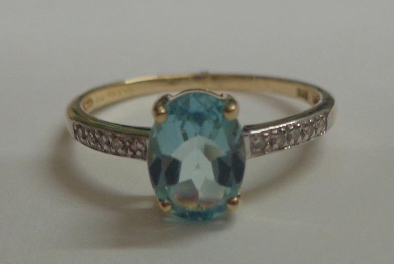 9ct Gold Aquamarine Ring with diamond shoulders, size O