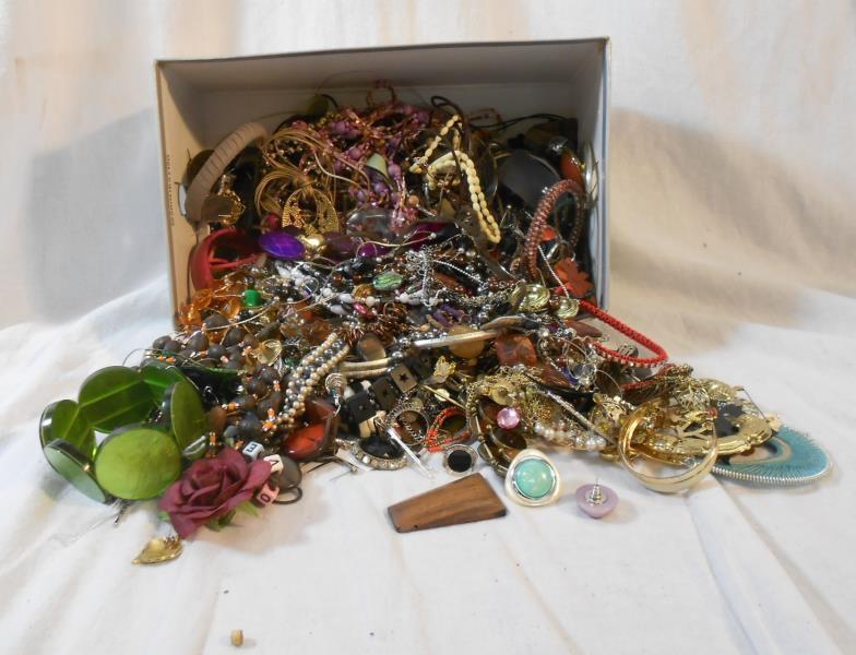 Costume Jewellery, ropes of beads, mainly odd earrings, some pairs & necklaces, bangles etc. - Image 2 of 3