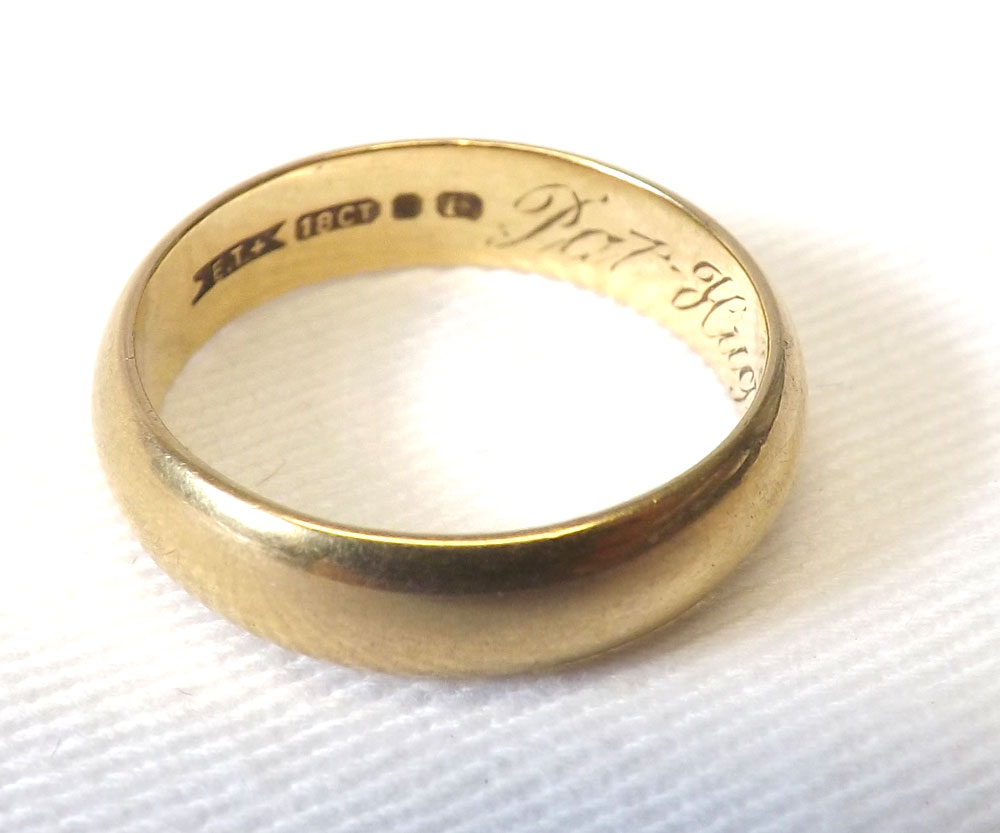 A mid 20th Century hallmarked 18ct Gold Wedding Ring, bearing internal presentation inscription