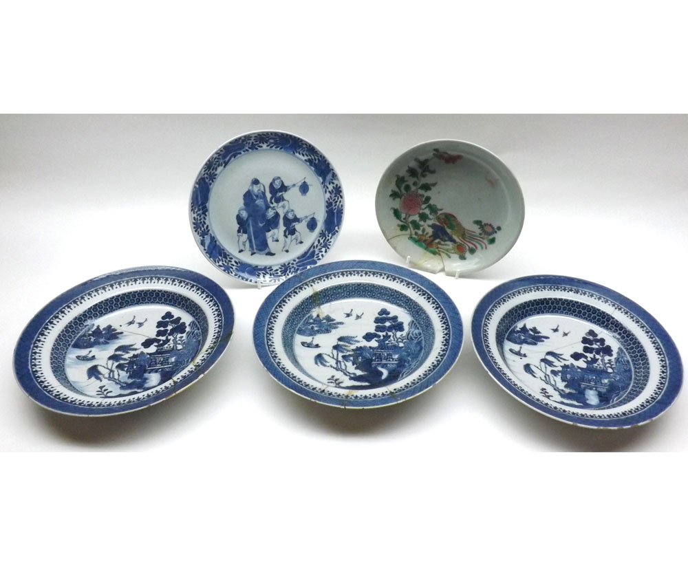 A Mixed Lot of five various Chinese Plates and Bowls, to include 19th Century Willow Pattern