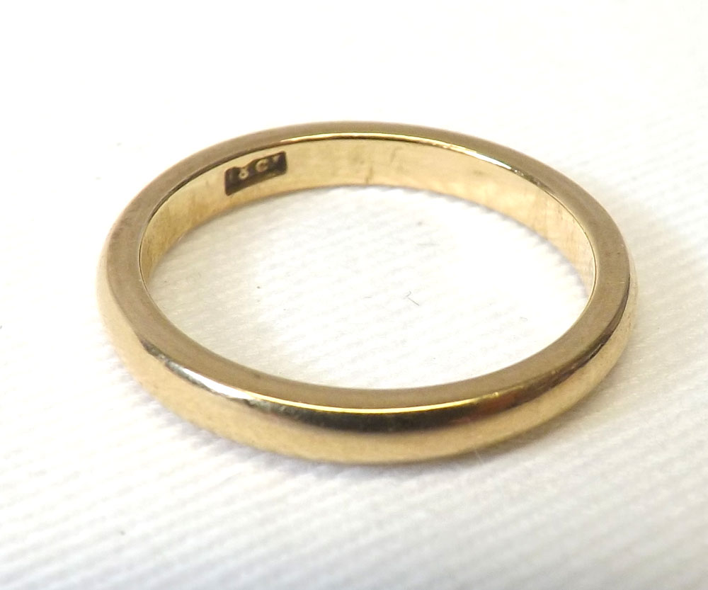 A high grade precious metal Wedding Ring, dated within 17/4/13, stamped ”18ct” and weighing