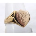 Early 20th Century hallmarked 9ct Gold Signet Ring, the shield shaped panel monogrammed  GP ,