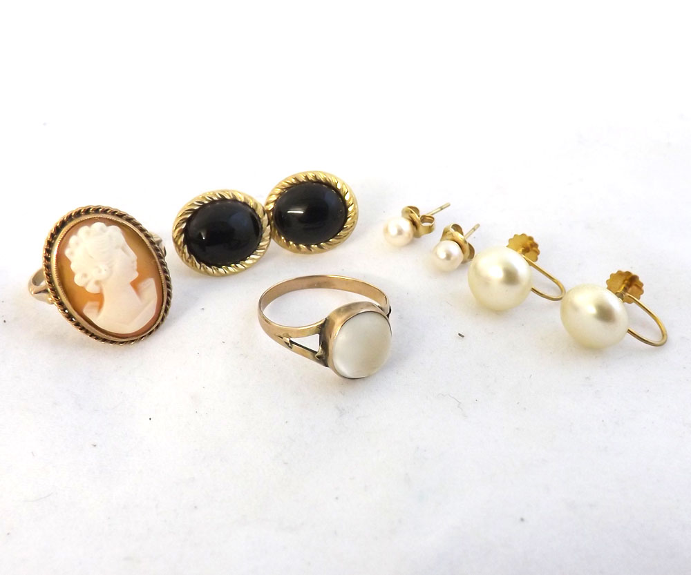 Mixed lot comprising hallmarked 9ct Gold shell Cameo ring, vintage unmarked Yellow Metal Moonstone