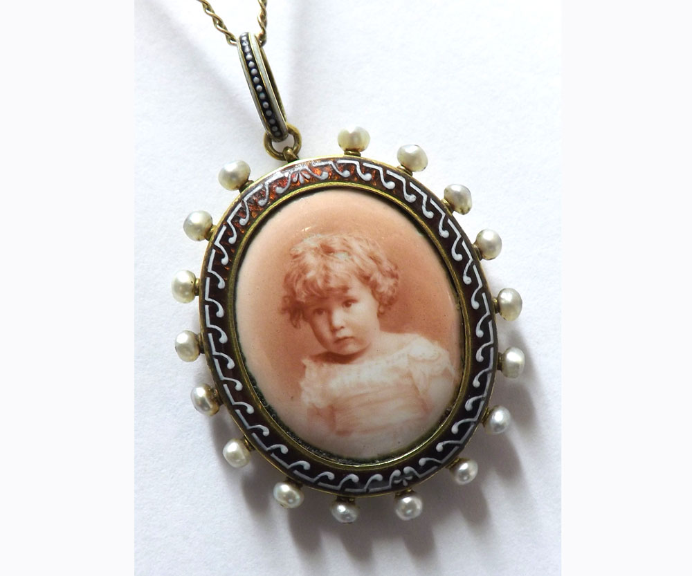 Fine late 19th Century Pendant by Carlo Giuliano (attached tablet initialled  CG ), oval shaped with