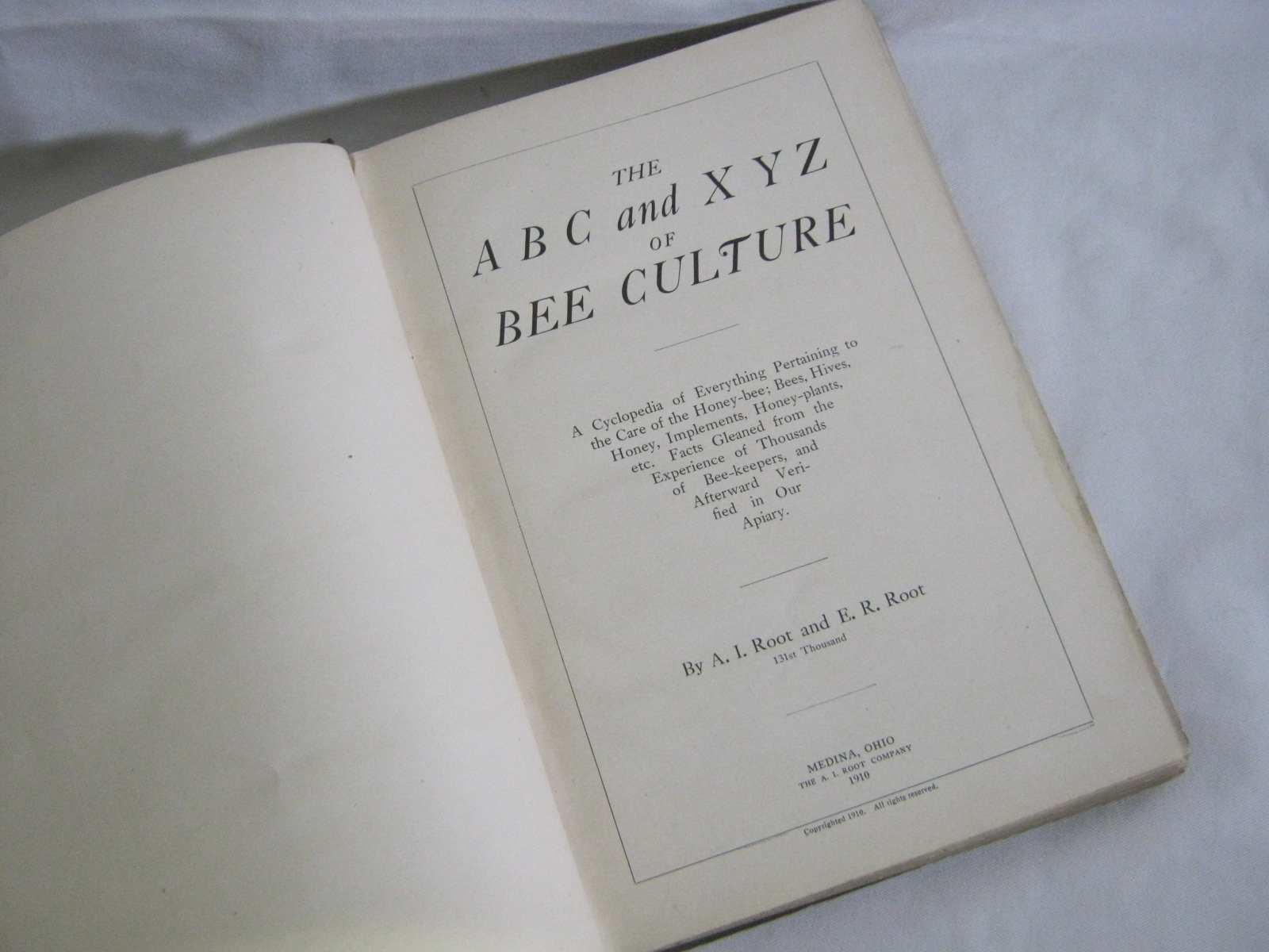 A I ROOT AND E R ROOT: THE ABC AND XYZ OF BEE CULTURE..., Medina Ohio, The AI Root Company 1910,