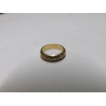 Heavy hallmarked 18ct Gold Wedding Ring, laurel leaf engraved and weighing 7gms