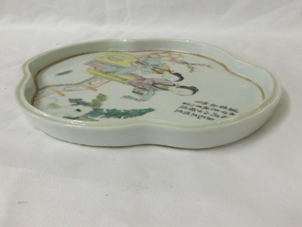 Chinese (probably Republic period) small oval dish, painted in colours with a scene of two ladies in - Image 5 of 5