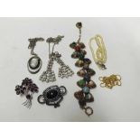 A mixed lot of costume jewellery including pendant, bracelet, Pearl-type necklace, brooches etc