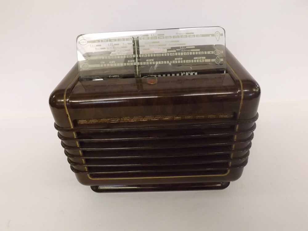 Mid-20th Century Philips stylish brown Bakelite radio with grille front, MK699812, 10” x 7 ½”
