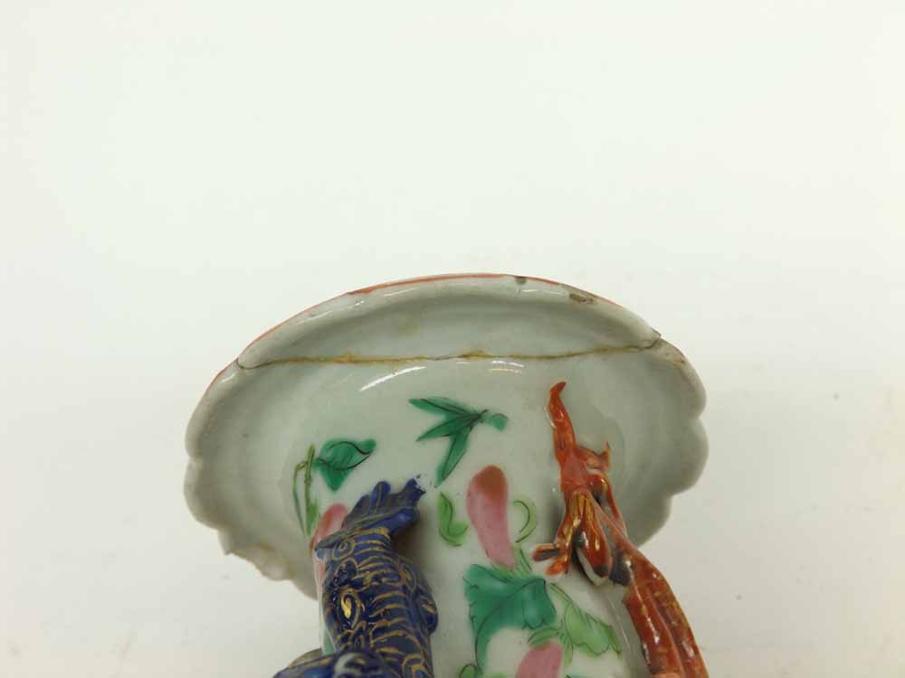 A Famille Rose Baluster Vase, the neck applied with Kaolin and lizards and the body well-painted - Image 3 of 7