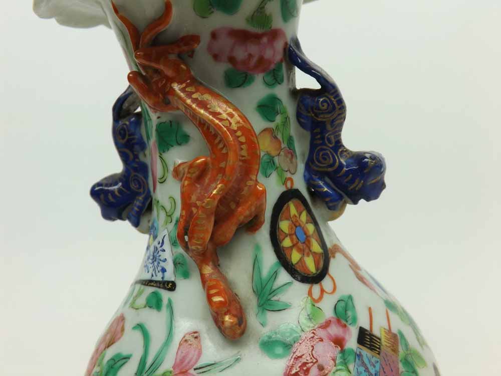 A Famille Rose Baluster Vase, the neck applied with Kaolin and lizards and the body well-painted - Image 6 of 7