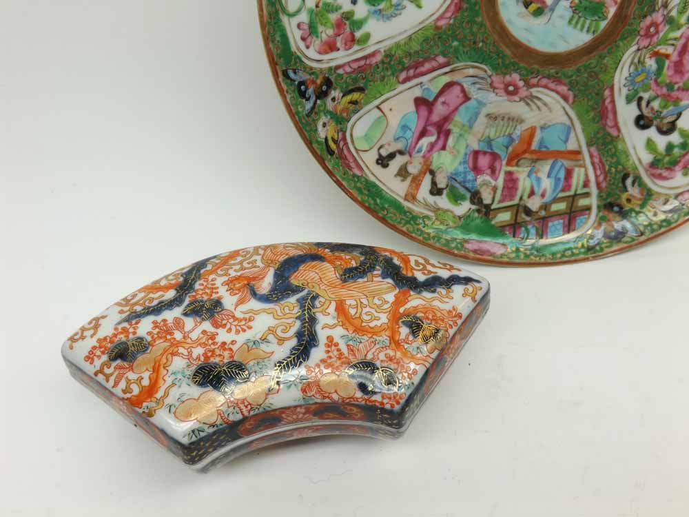 An Imari kidney-shaped covered Container, decorated throughout in a typical manner in traditional - Image 2 of 6