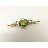Edwardian 15ct Gold Bar Brooch set with a centre Peridot, 45mm wide, stamped 15ct