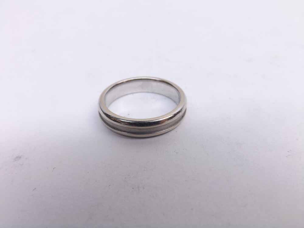 A high grade precious metal Wedding Ring (tests for 18ct White Gold), weight 4.5gm