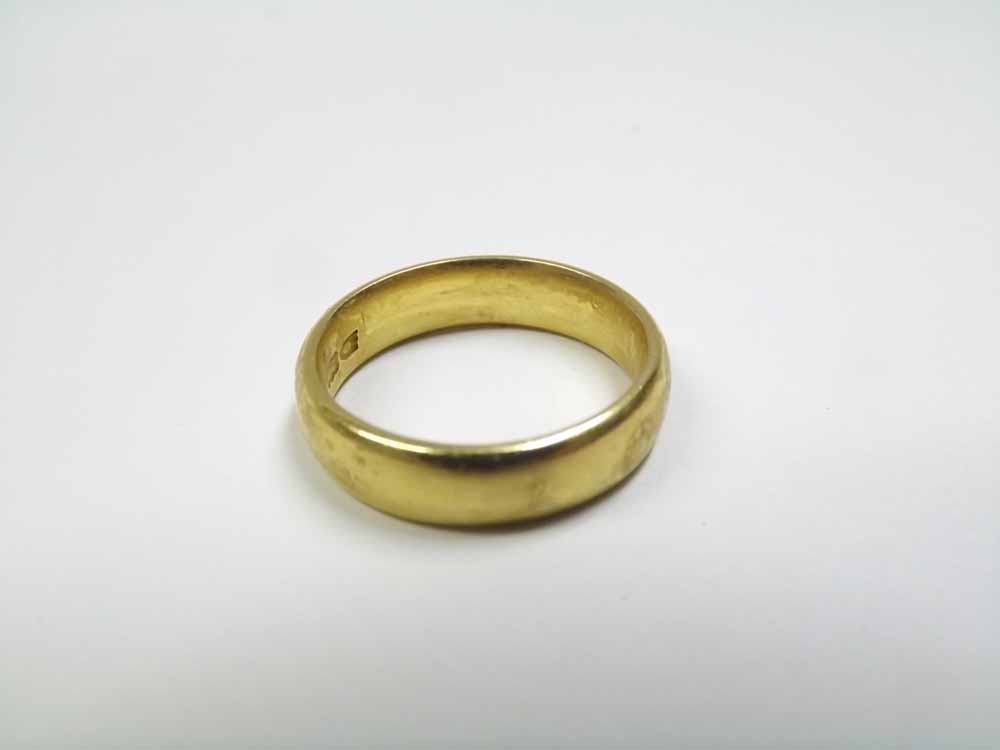 George V hallmarked 22ct Gold Wedding Ring hallmarked for London 1913, weight 7.5 gm, finger size
