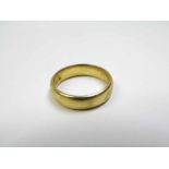 George V hallmarked 22ct Gold Wedding Ring hallmarked for London 1913, weight 7.5 gm, finger size
