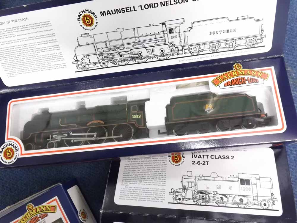 Bachmann Trains three boxed 00 gauge locomotives comprising “Sir Francis Drake” B.R. Green No 31-402 - Image 2 of 4