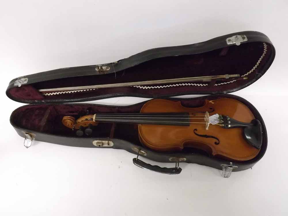 An early 20th Century unnamed Violin, double purfling sides, two-piece back, in pale varnish finish,