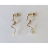 9ct gold earrings with pearl drop 3.4g
