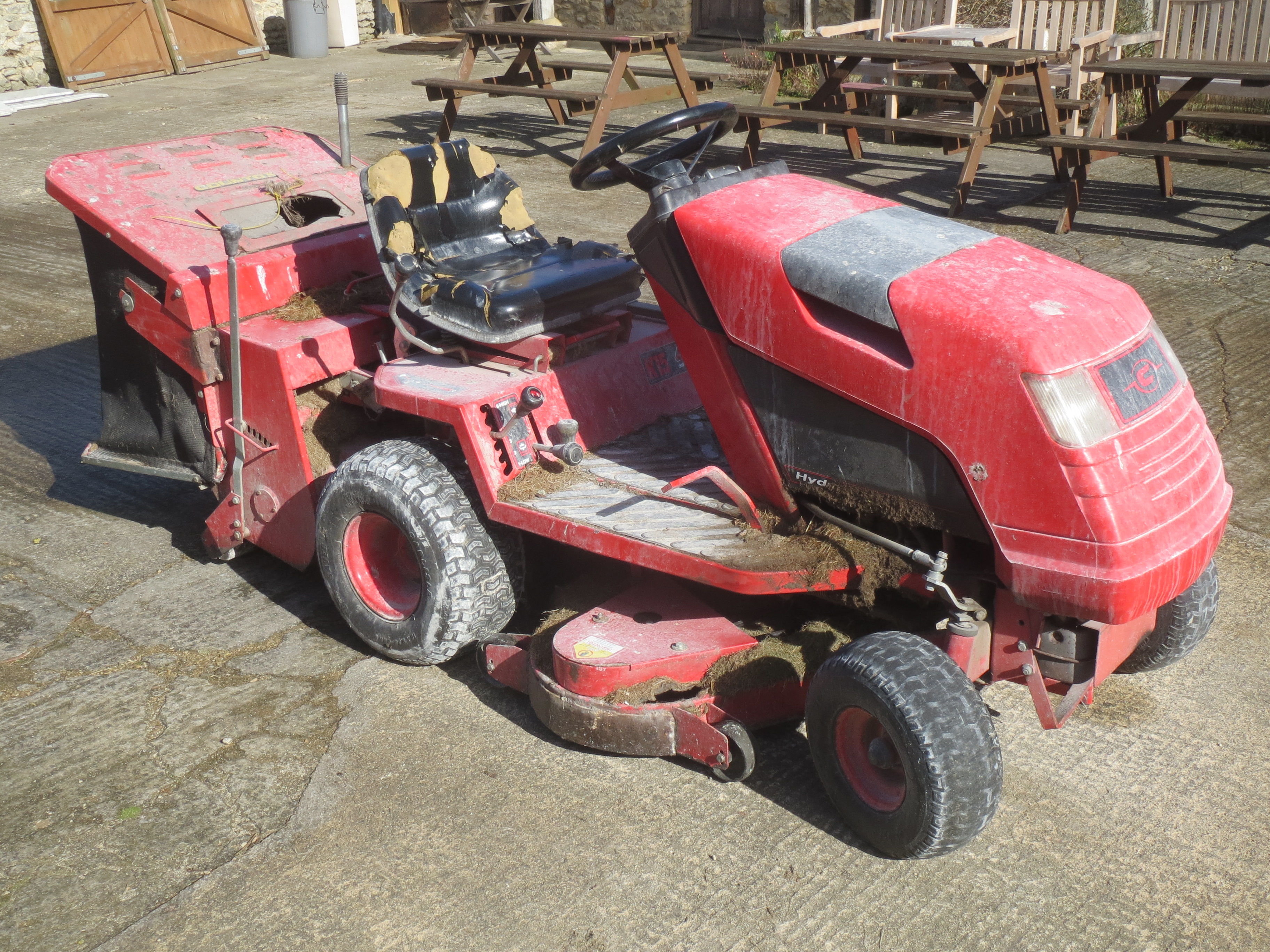 Countax Hydrostatic 38"/87cm cut, RIDE ON MOWER Condition: engine ok, bed and drives need attention