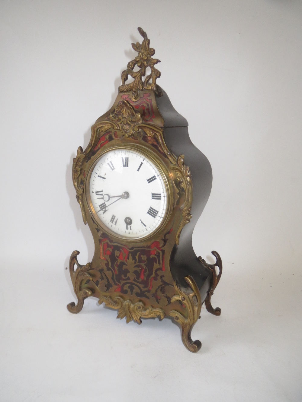 Small French boulle work mantel clock with white enamel dial.  29 cm H - Image 3 of 3