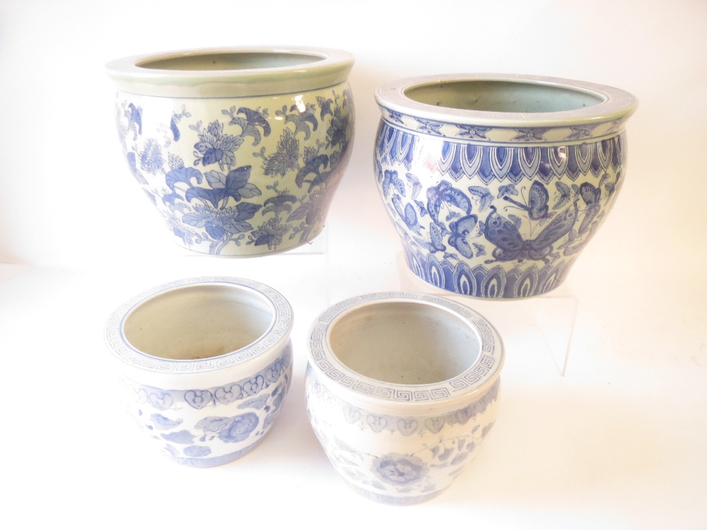 4 blue and white pots and planters - Image 2 of 2