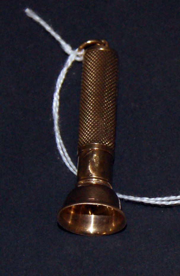 9 carat gold metamorphic cigar bore with applied loop for a chain and machine-turned grip