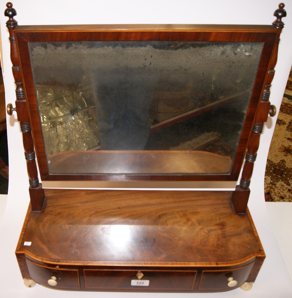 A Georgian inlaid mahogany toilet swing mirror, the glass raised above three drawers and having - Image 2 of 2