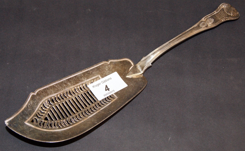 A Georgian hallmarked silver fish server, in King's pattern. London assay 1823