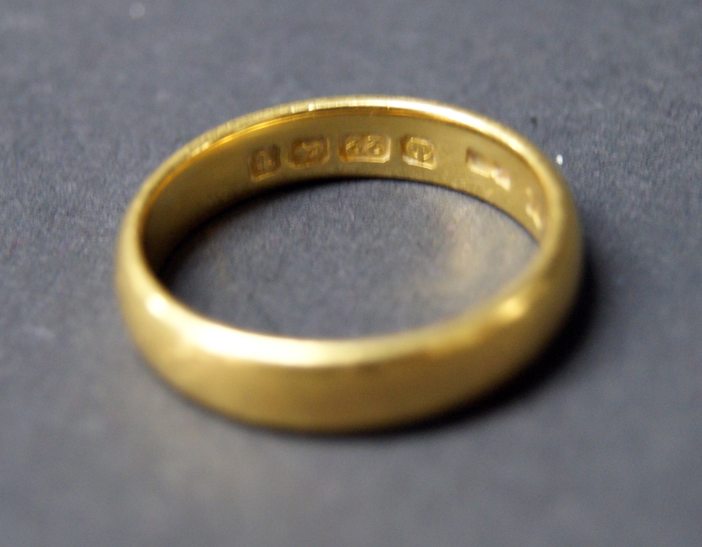 22ct yellow gold wedding band, approximately 4.