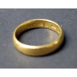22ct yellow gold wedding band, approximately 4.