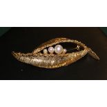 A 9ct yellow gold dress brooch set with three pearls (7g)