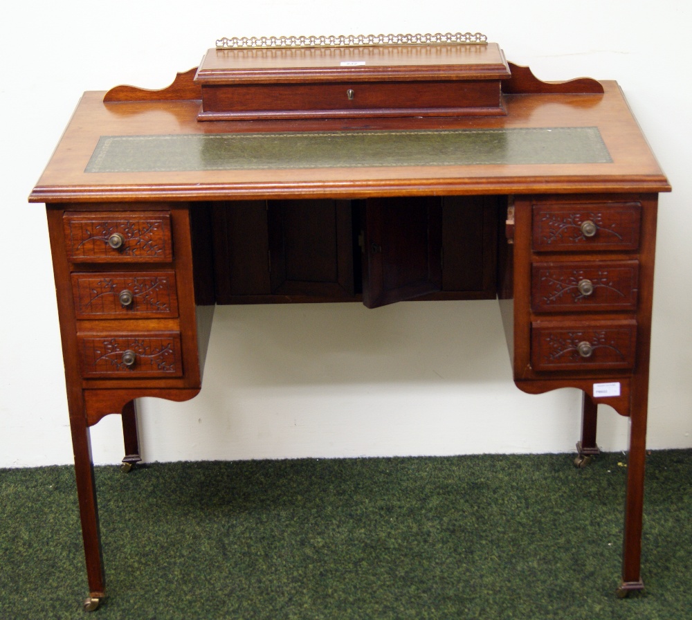 Early 20th Century ladies' writing desk with green gilt tooled leather insert