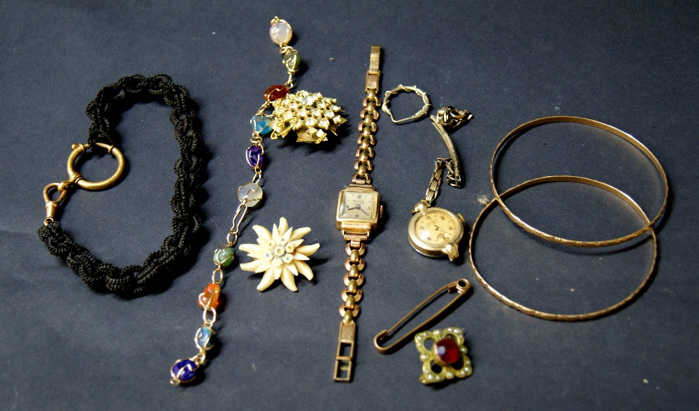 Mixed jewellery including a ladies' gold wristwatch, mourning bracelet and brooches etc.