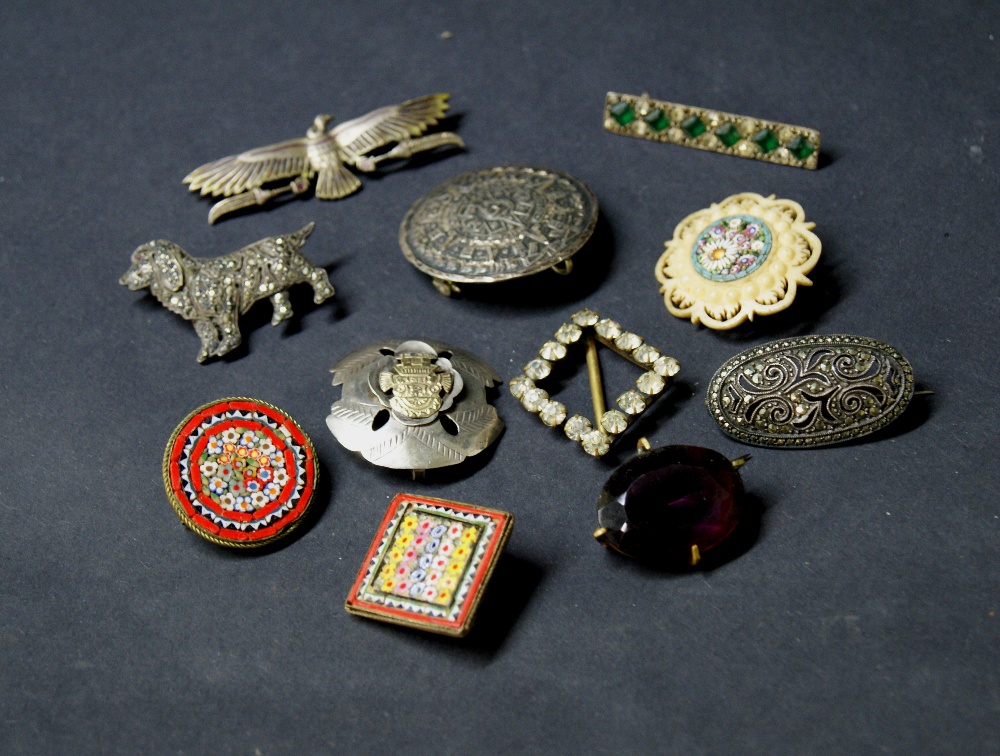 Mixed jewellery including two micromosaic brooches,