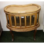 Antique kidney-shaped vitrine with a removable tray and glass panelling